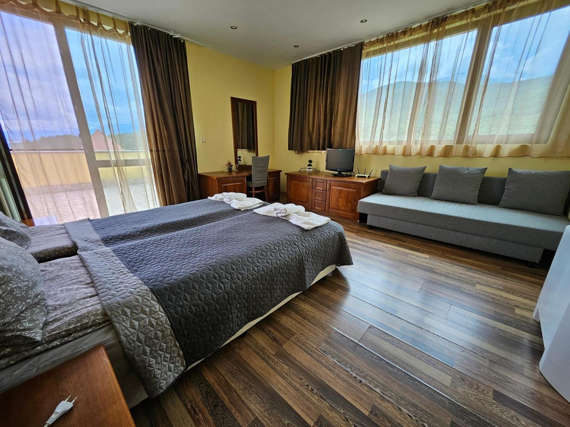 Family Hotel Komhotel 베르코비차 외부 사진